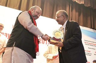 Dr. Muhammed Majeed receives My Home India Award from Shri Amit Shah, Rajya Sabha MP from Gujarat and current President of the Bharatiya Janata Party (BJP), at Karmayogi Awards 2015 by My Home India NGO (13 Sep 2015)