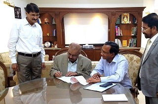 Sami Labs signed an MoU on 22nd March 2019 with Madhya Pradesh Rajya Van Vikas Nigam (MPRVVN), Bhopal for Phase-2 plantation of 16,600 trees of Pterocarpus marsupium (Vijaysar) in Madhya Pradesh. Dr. Muhammed Majeed, Founder & Chairman, Sami-Sabinsa Group and Shri A. B. Gupta, Regional Chief General Manager, Seoni, MPRVVN signed the MoU along with Mr. VG Nair, Director & CEO, Sami Labs and Dr. Arvind Saklani.