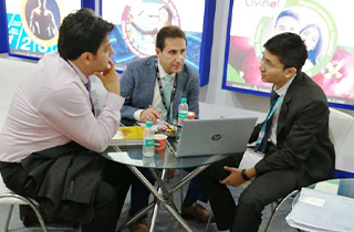 Team Sami Labs in discussion with their prospective clients. Sami Labs recorded footfall of 250+ attendees at CPhI India 2019.