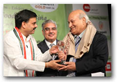 Dr. R K Bammi, Chairman of Sami Labs, receiving the FICCI Food 360° Award from Mr. Nadendla Manohar, Assembly Speaker, Andhra Pradesh in the presence of Mr. S. Sivakumar, Programme Chair, Food 360°
