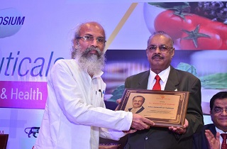 Dr. Muhammed Majeed Chairman and Managing Director, Sami Labs Limited and Sabinsa, accepting 2019 Indian Nutraceuticals Trailblazer award from Shri Pratap Chandra Sarangi, Hon. Minister of State for Micro, Small and Medium Enterprises and Animal Husbandry, Government of India
