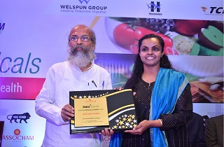 Dr. Anju Majeed, Director, Sami Labs Limited receiving the award for ‘Best Herbal Research Company’ from Shri Pratap Chandra Sarangi, Hon. Minister of State for Micro, Small and Medium Enterprises, Government of India