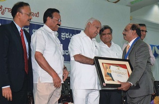 Mr. Joy Ummen, IAS (Retd), Vice Chairman, Sami Labs Limited receiving the award for the Best Pharmaceutical Export Company of Bangalore District from Shri B S Yediyurappa, Chief Minister of Karnataka. Left to right: Mr. Gaurav Gupta, IAS, Principal Secretary, Industry and Commerce, Government of Karnataka, Mr. Sadananda Gowda, Minister for Chemicals and Fertilizers, Government of India, Mr. B S Yediyurappa, Chief Minister of Karnataka, Mr. Jagadish Shetter, Industries Minister, Government of Karnataka, Mr. Joy Ummen, IAS (Retd.), Vice Chairman, Sami Labs Limited and Mr. Maheswara Rao, IAS, Secretary, Mining and MSME, Government of Karnataka