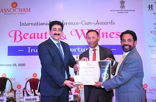 Mr. V.G. Nair, Senior Advisor & Director, Sami-Sabinsa Group, receiving the ‘Best Cosmetic Ingredient Manufacturer of the Year’ for Sami Labs Limited from Mr. Sandeep Marwah, Chancellor, AAFT University of Media & Art and Dr. Parvez Hayat, IPS (Retd.), Former Additional Director General, Bureau of Police.